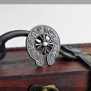 クロムハーツ　ピンバッジ